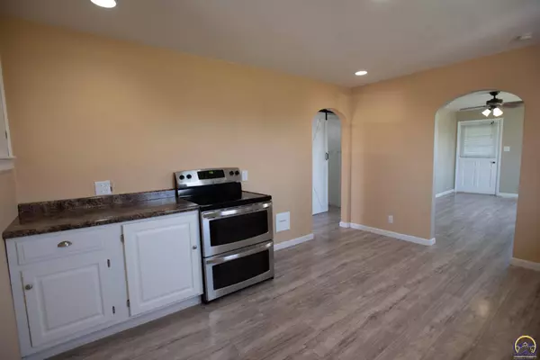 2381 Barton RD, Grantville, KS 66429