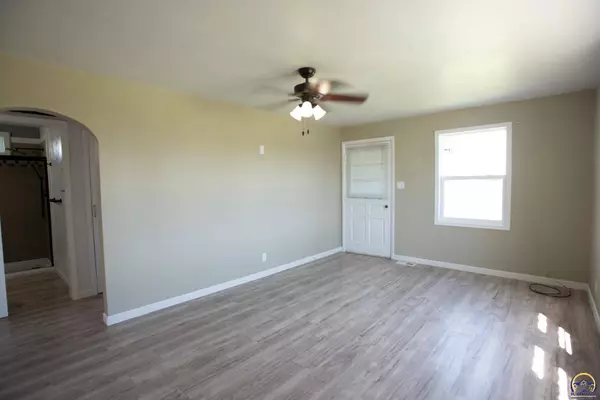 2381 Barton RD, Grantville, KS 66429