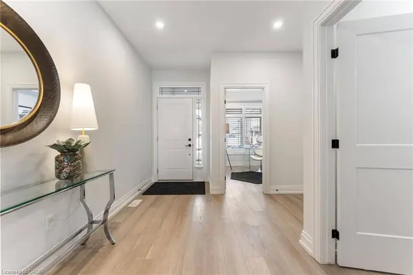 10 Granite Ridge Trail, Waterdown, ON L8B 1Y4