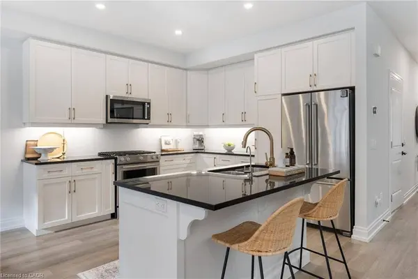 10 Granite Ridge Trail, Waterdown, ON L8B 1Y4