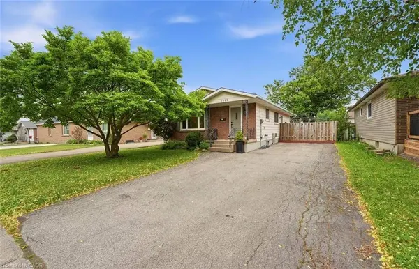 7996 Paddock Trail, Niagara Falls, ON L2H 1X2
