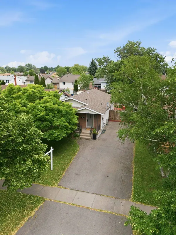 7996 Paddock TRL, Niagara Falls, ON L2H 1X2