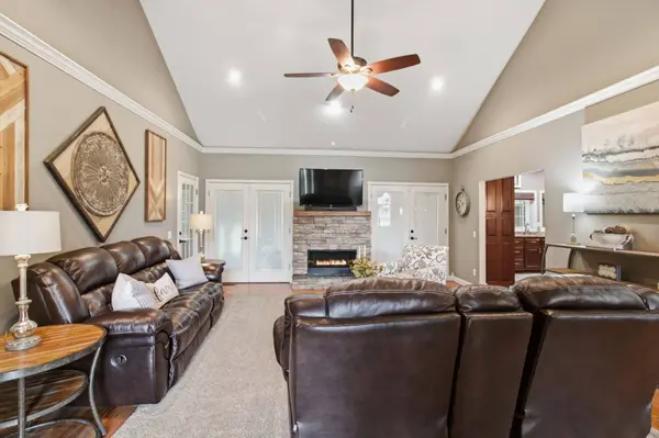 1305 Oakbrook Dr, Paris, TN 38242