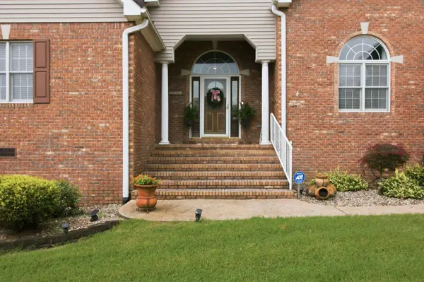 1305 Oakbrook Dr, Paris, TN 38242