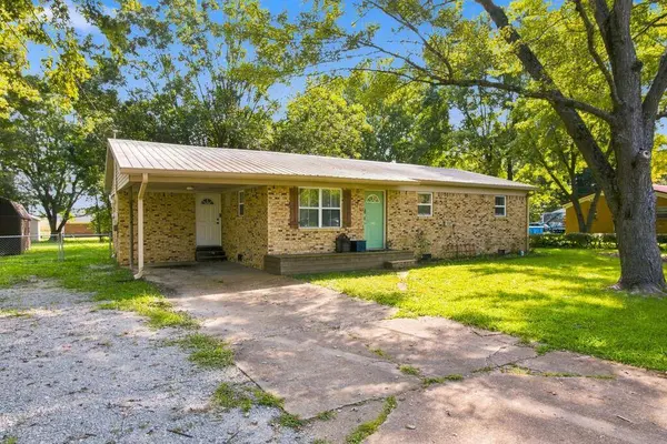 135 Glover St, Atwood, TN 38220