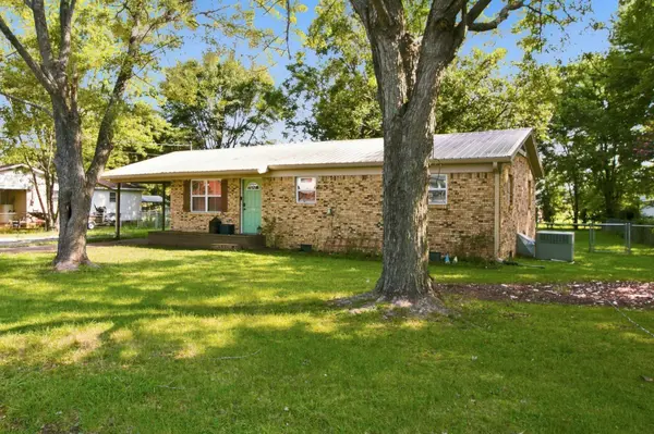 135 Glover St, Atwood, TN 38220