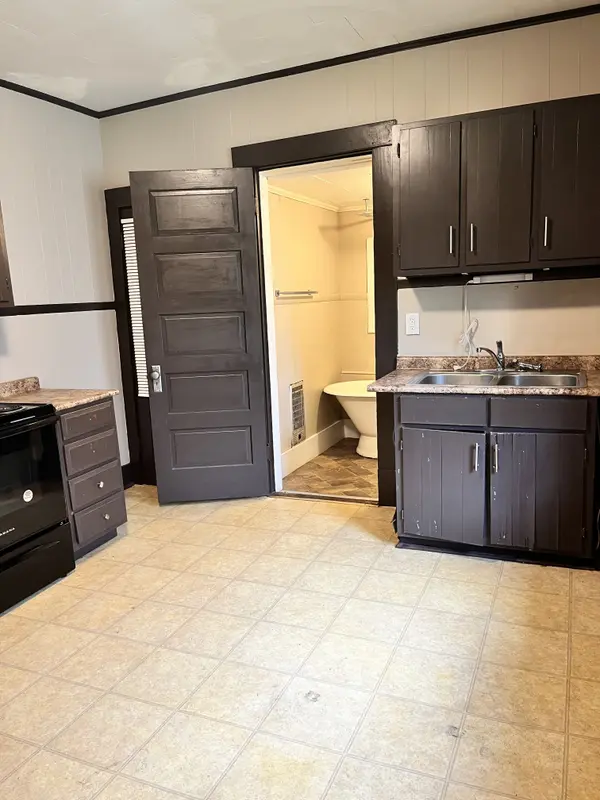 135 Hollywood Dr #2, Jackson, TN 38301-5177