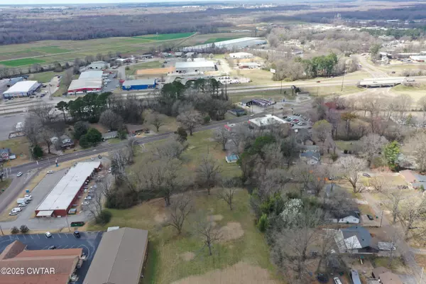 1405 Hollywood DR, Jackson, TN 38301