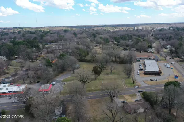 1405 Hollywood DR, Jackson, TN 38301