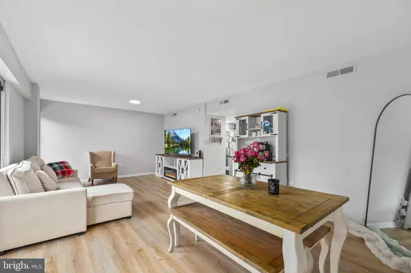 1300 ARMY NAVY DR #320, Arlington, VA 22202