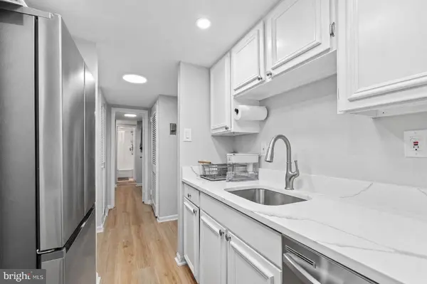 1300 ARMY NAVY DR #320, Arlington, VA 22202