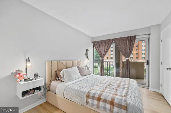 1300 ARMY NAVY DR #320, Arlington, VA 22202