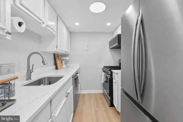 1300 ARMY NAVY DR #320, Arlington, VA 22202