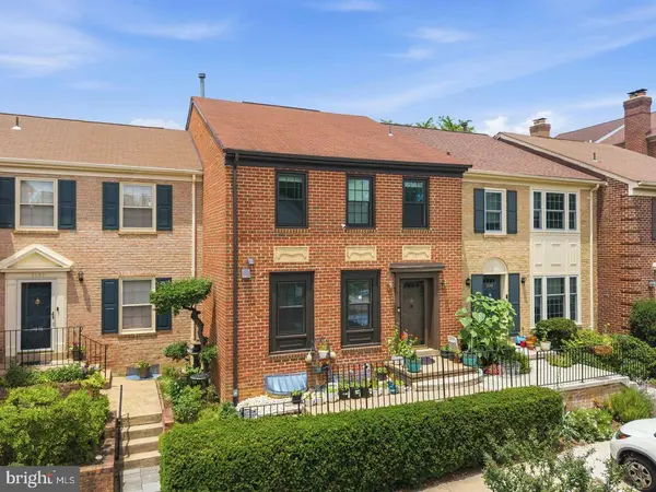 3050 FEDERAL HILL DR, Falls Church, VA 22044