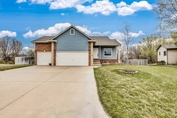 2136 E Brookstone St, Derby, KS 67037
