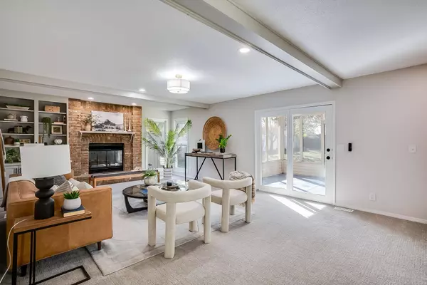 1525 N Woodridge Dr, Wichita, KS 67206