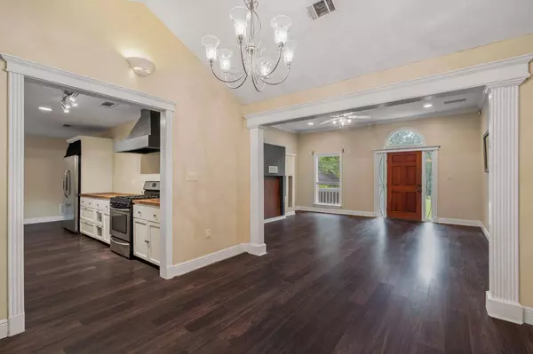 202 E Lakeside Dr., Hattiesburg, MS 39402