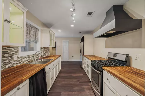 202 E Lakeside Dr., Hattiesburg, MS 39402