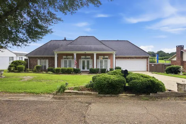 404 Oakbrook Cir, Mccomb, MS 39648
