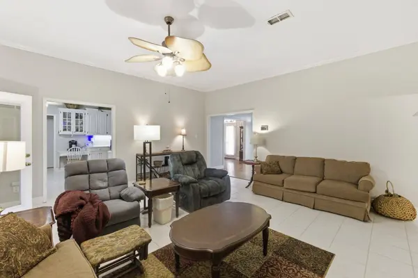 404 Oakbrook Cir, Mccomb, MS 39648