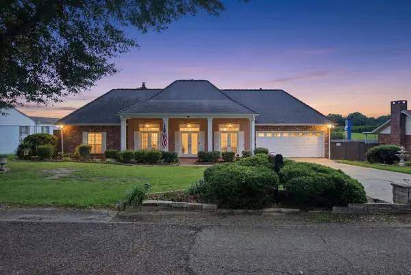 404 Oakbrook Cir, Mccomb, MS 39648