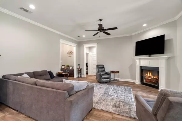 48 Vera Ln., Hattiesburg, MS 39401