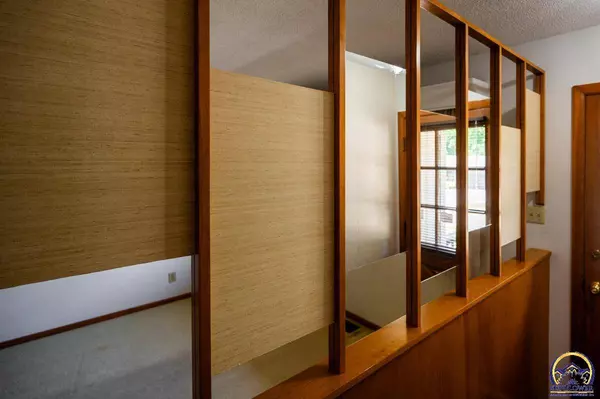 3111 SW 32nd St, Topeka, KS 66614