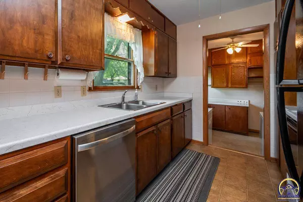 3111 SW 32nd St, Topeka, KS 66614