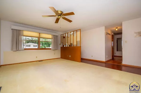 3111 SW 32nd St, Topeka, KS 66614