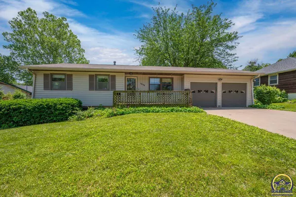 3111 SW 32nd St, Topeka, KS 66614