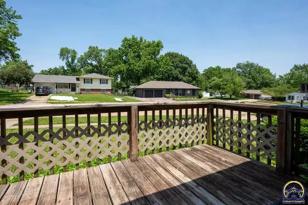 3111 SW 32nd St, Topeka, KS 66614