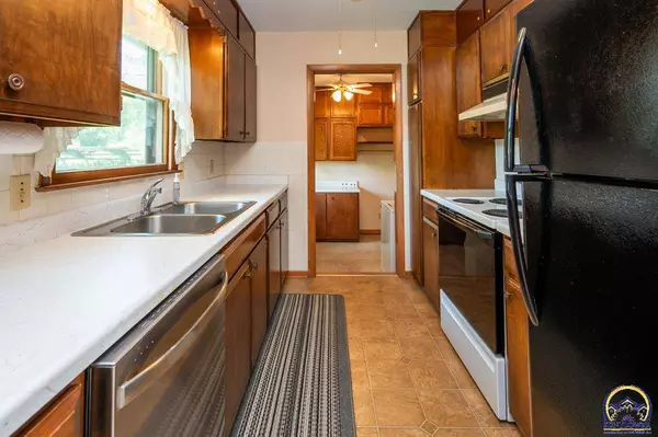 3111 SW 32nd St, Topeka, KS 66614