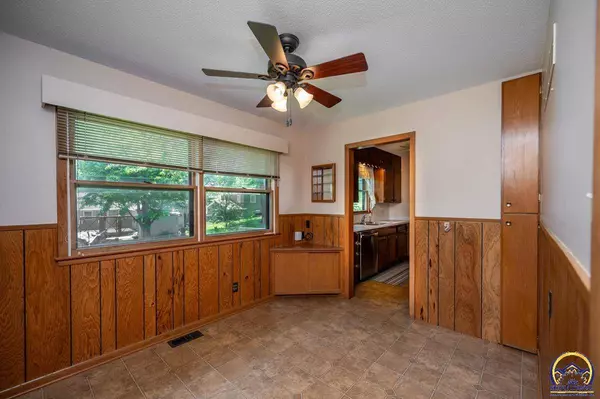 3111 SW 32nd St, Topeka, KS 66614