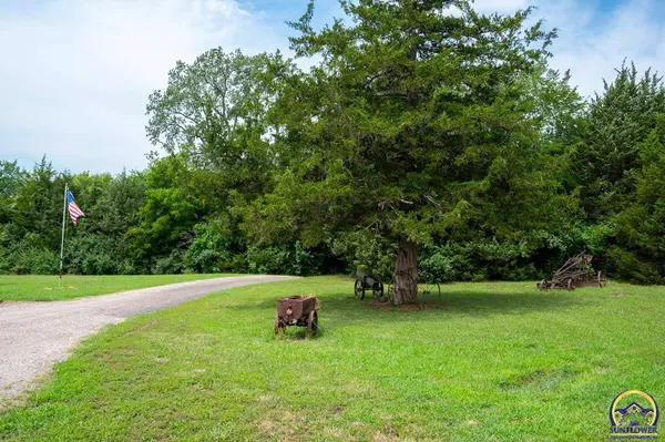 5706 SW Urish RD, Topeka, KS 66610