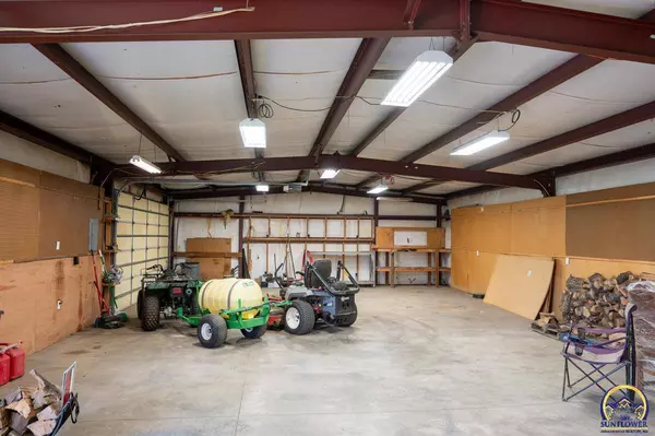 5706 SW Urish RD, Topeka, KS 66610