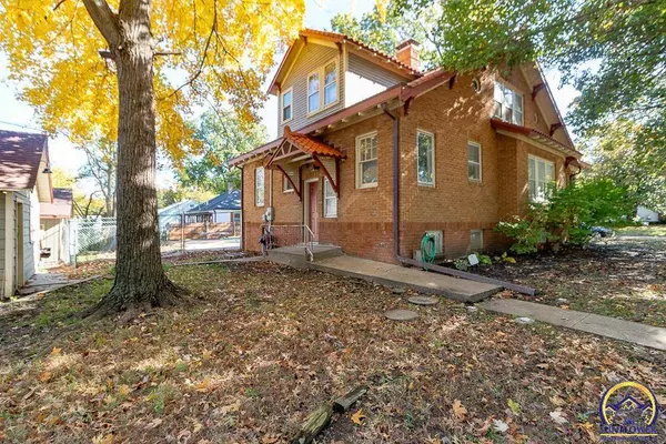 2330 SW Hazelton CT, Topeka, KS 66606