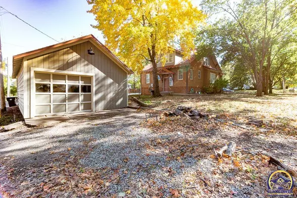 2330 SW Hazelton CT, Topeka, KS 66606