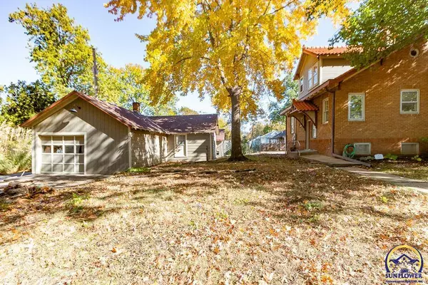 2330 SW Hazelton CT, Topeka, KS 66606