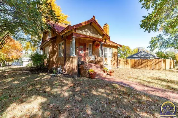 2330 SW Hazelton CT, Topeka, KS 66606