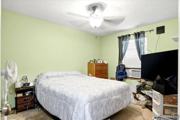 923 SE Wood ST, Topeka, KS 66607
