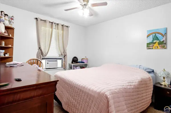 923 SE Wood ST, Topeka, KS 66607