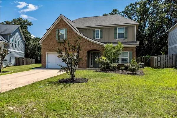 112 White Oak PL, Smiths Station, AL 36877