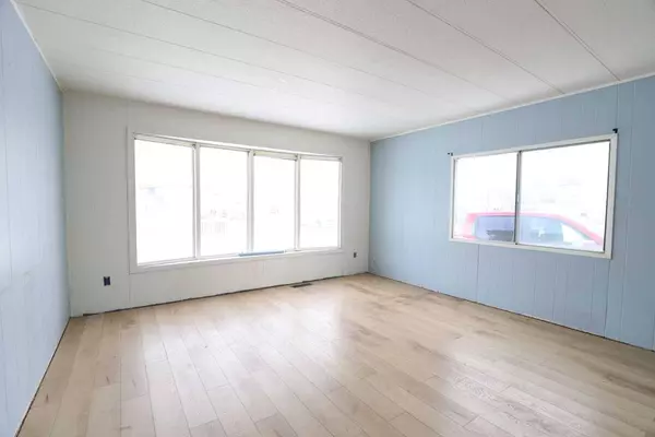 895 Elizabeth ST #33, Pincher Creek, AB T0K1W0