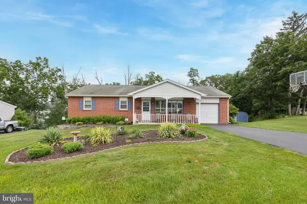 11 DOGWOOD DR, Douglassville, PA 19518