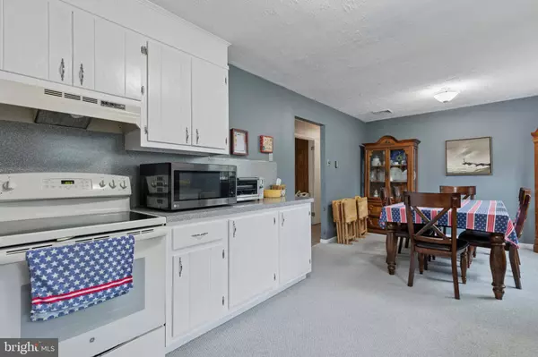 11 DOGWOOD DR, Douglassville, PA 19518