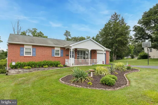 11 DOGWOOD DR, Douglassville, PA 19518