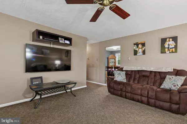 11 DOGWOOD DR, Douglassville, PA 19518