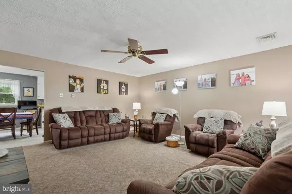 11 DOGWOOD DR, Douglassville, PA 19518