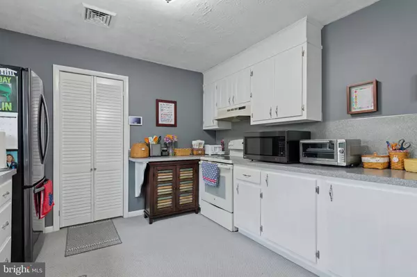 11 DOGWOOD DR, Douglassville, PA 19518