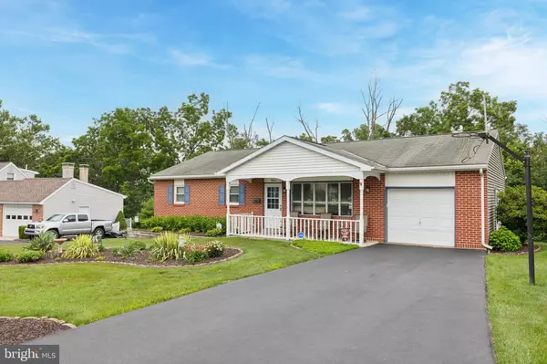 11 DOGWOOD DR, Douglassville, PA 19518